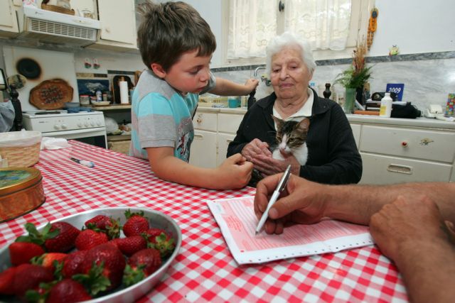 Mείωση και γήρανση του πληθυσμού της Ελλάδας προβλέπει για το 2060 η Eurostat
