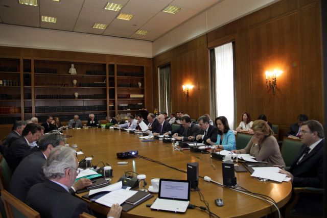 Οργισμένη αντίδραση της κυβέρνησης στα περί «επιτρόπων» της τρόικας στα υπουργεία