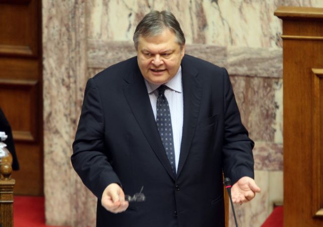 Επαφές με τους πολιτικούς αρχηγούς έχει ο υπουργός Εθνικής Άμυνας