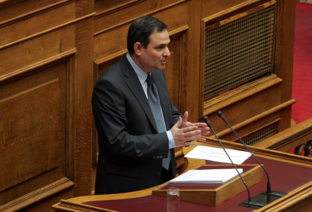 Στο μισό μειώθηκαν πέρυσι οι δαπάνες των υπουργείων για δημόσιες σχέσεις