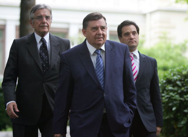 Να αποσύρει τον ΛΑΟΣ από τη Βουλή, μελετά ο Γ.Καρατζαφέρης