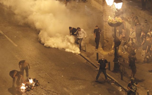 Ένταση, δακρυγόνα και μολότοφ και το βράδυ στο Σύνταγμα