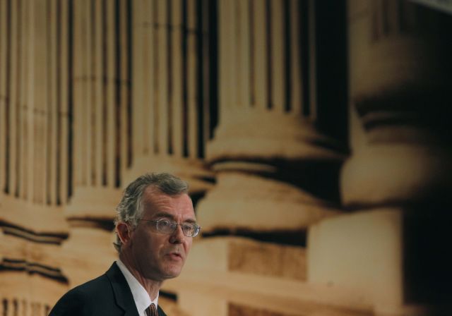 «Η Ελλάδα δεν γίνεται να αφεθεί στην τύχη της» λέει ο Μπομπ Τράα του ΔΝΤ