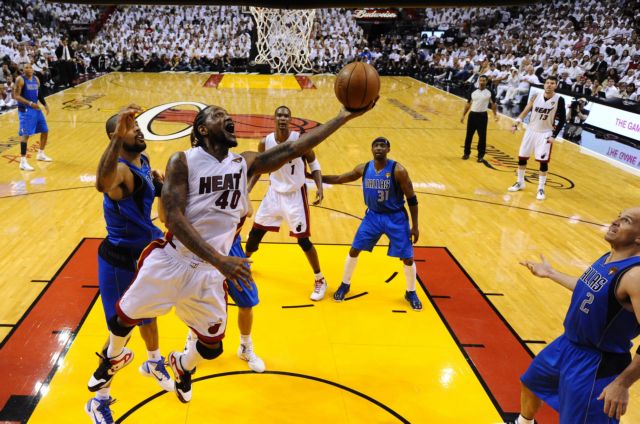 Το Μαϊάμι επικράτησε με 92-84 των Μάβερικς και έκανε το 1-0