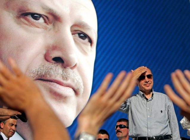 Απόλυτη πλειοψηφία για το κόμμα του Ταγίπ Ερντογάν δείχνουν οι δημοσκοπήσεις
