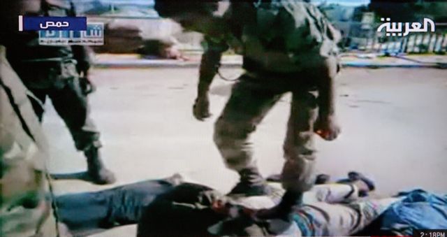 Υπό πολιορκία το Τζισρ αλ Σούγουρ, βρέθηκε ομαδικός τάφος αστυνομικών