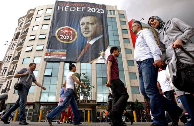 Νίκη στον Ερντογάν «απλή ή σούπερ» το ερώτημα της κάλπης στην Τουρκία