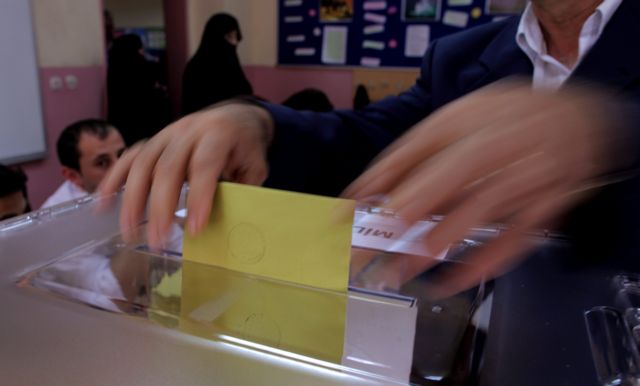 Στις κάλπες προσέρχονται οι Τούρκοι πολίτες με φόντο τη συνταγματική μεταρρύθμιση