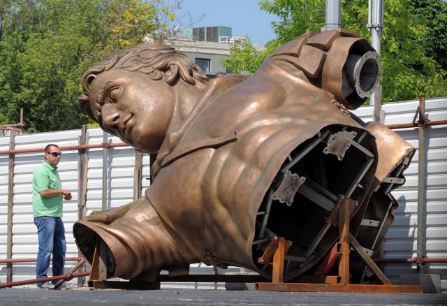 Τεράστιο άγαλμα του Μεγάλου Αλέξανδρου στήνεται στα Σκόπια