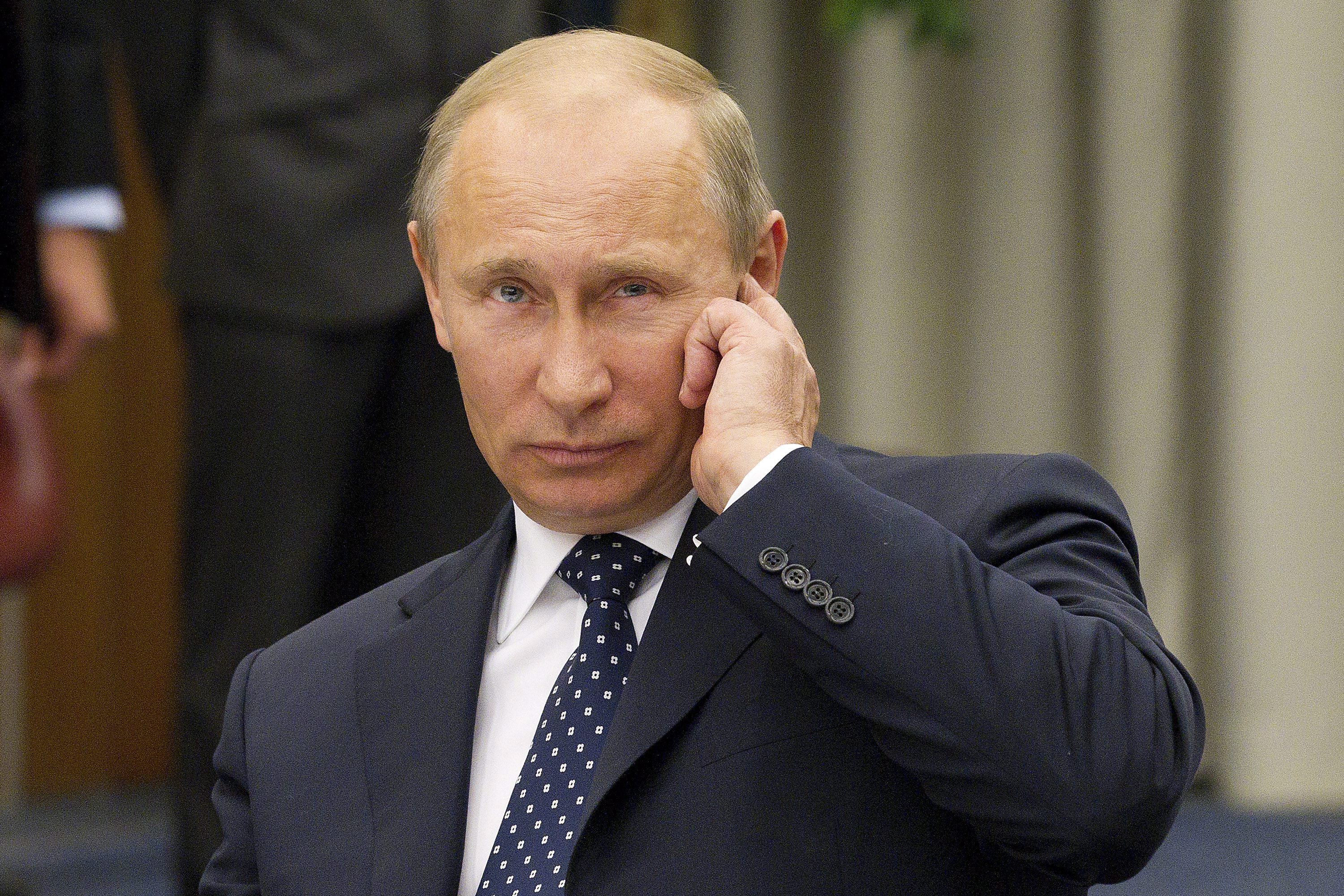 Επίσκεψη-αστραπή του Πούτιν στη Γαλλία με φόντο τη στρατιωτική συμφωνία-μαμούθ