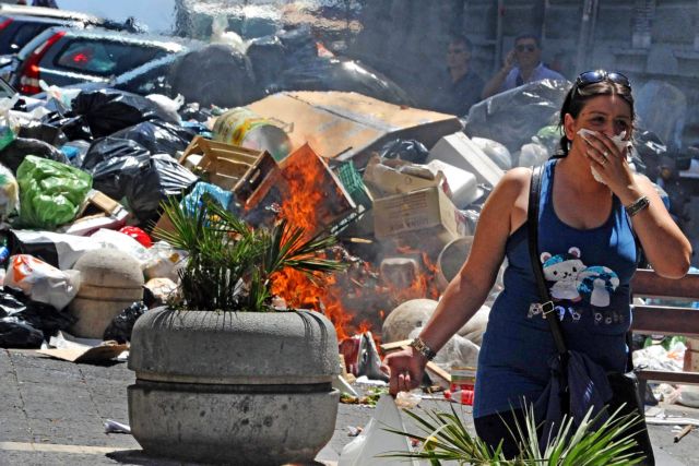 Επέστρεψε ο εφιάλτης των απορριμμάτων στη Νάπολη