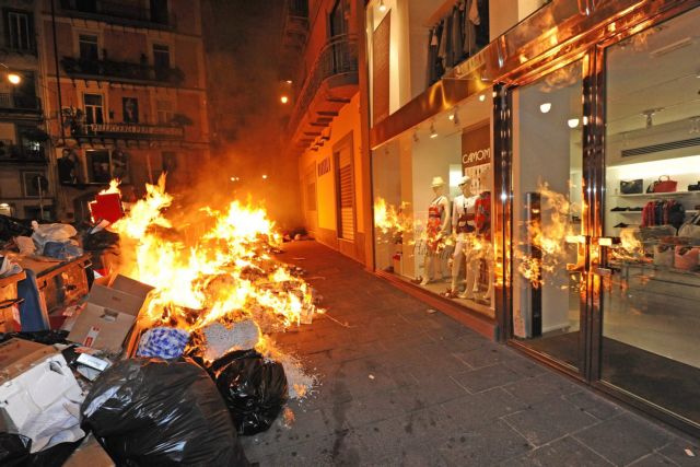 Χιλιάδες τόνοι απορριμμάτων «πνίγουν» τη Νάπολη