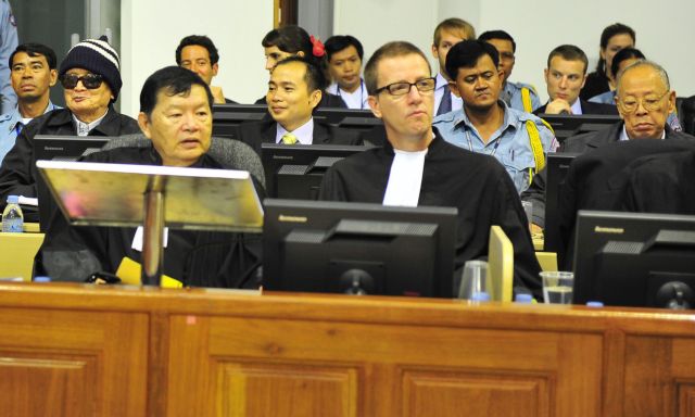 Τέσσερα ηγετικά στελέχη των Ερυθρών Χμερ οδηγούνται στη Δικαιοσύνη