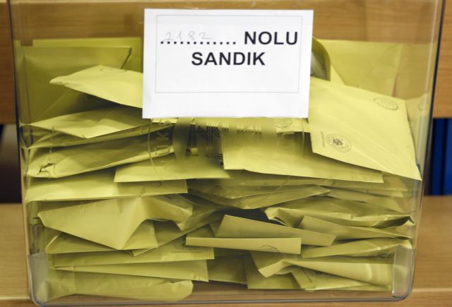 Έκρηξη βόμβας στην Τουρκία, στη διάρκεια πανηγυρισμών για τη νίκη Κούρδων υποψηφίων