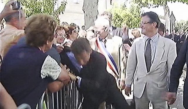 Άνδρας επιτέθηκε στον Νικολά Σαρκοζί αρπάζοντάς τον από το σακάκι