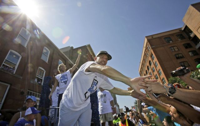 Το καραόκε του Νοβίτσκι και της παρέας του στο: «We are the champions»