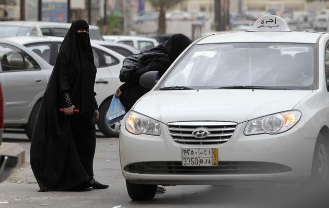 Συλλήψεις πέντε γυναικών στη Σαουδική Αραβία γιατί μάθαιναν να οδηγούν