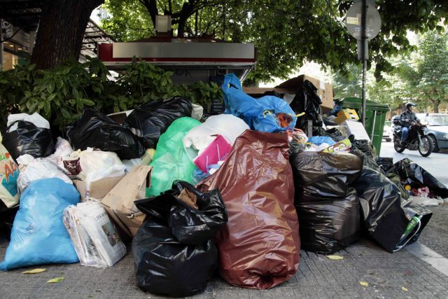 Βουνά σκουπιδιών στους δρόμους της Αττικής και της Θεσσαλονίκης