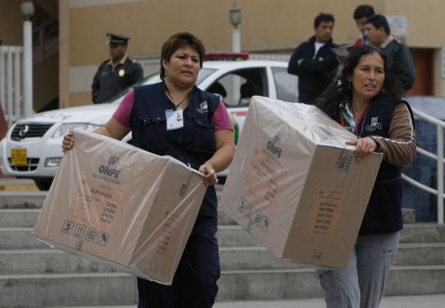 Στις κάλπες οι πολίτες του Περού σε μια από τις πλέον αμφίρροπες προεδρικές αναμετρήσεις