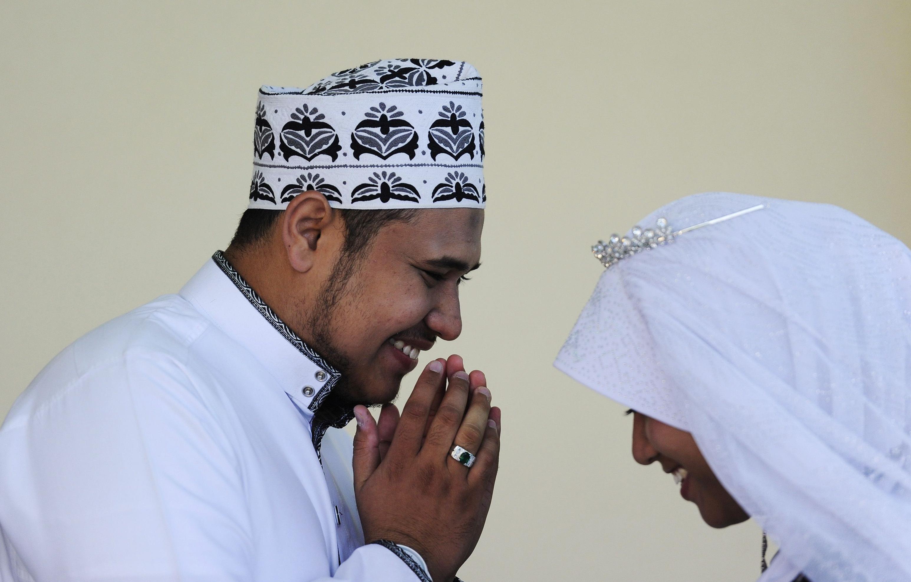 Muslim wife. Мусульманин. Брак с мусульманином. Мужчина и женщина в Исламе. Фото мусульман.