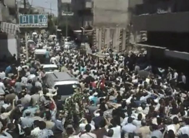 Μαζική συμμετοχή των Σύρων στις κηδείες των θυμάτων της Παρασκευής