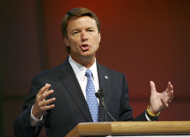 Δίωξη για έξι αδικήματα κατά του πρώην γερουσιαστή Έντουαρντς