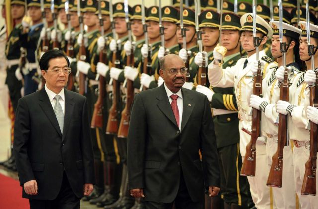 Δεκτός με τιμές στην Κίνα ο καταζητούμενος για γενοκτονία πρόεδρος του Σουδάν