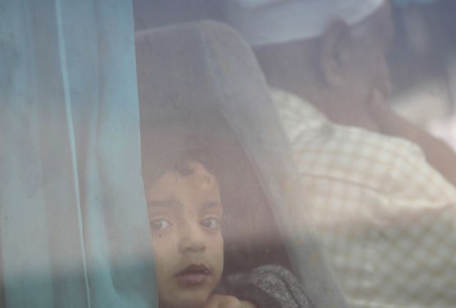 Δεκάδες Παλαιστίνιοι επιτέθηκαν στο κλειστό συνοριακό πέρασμα της Ράφα