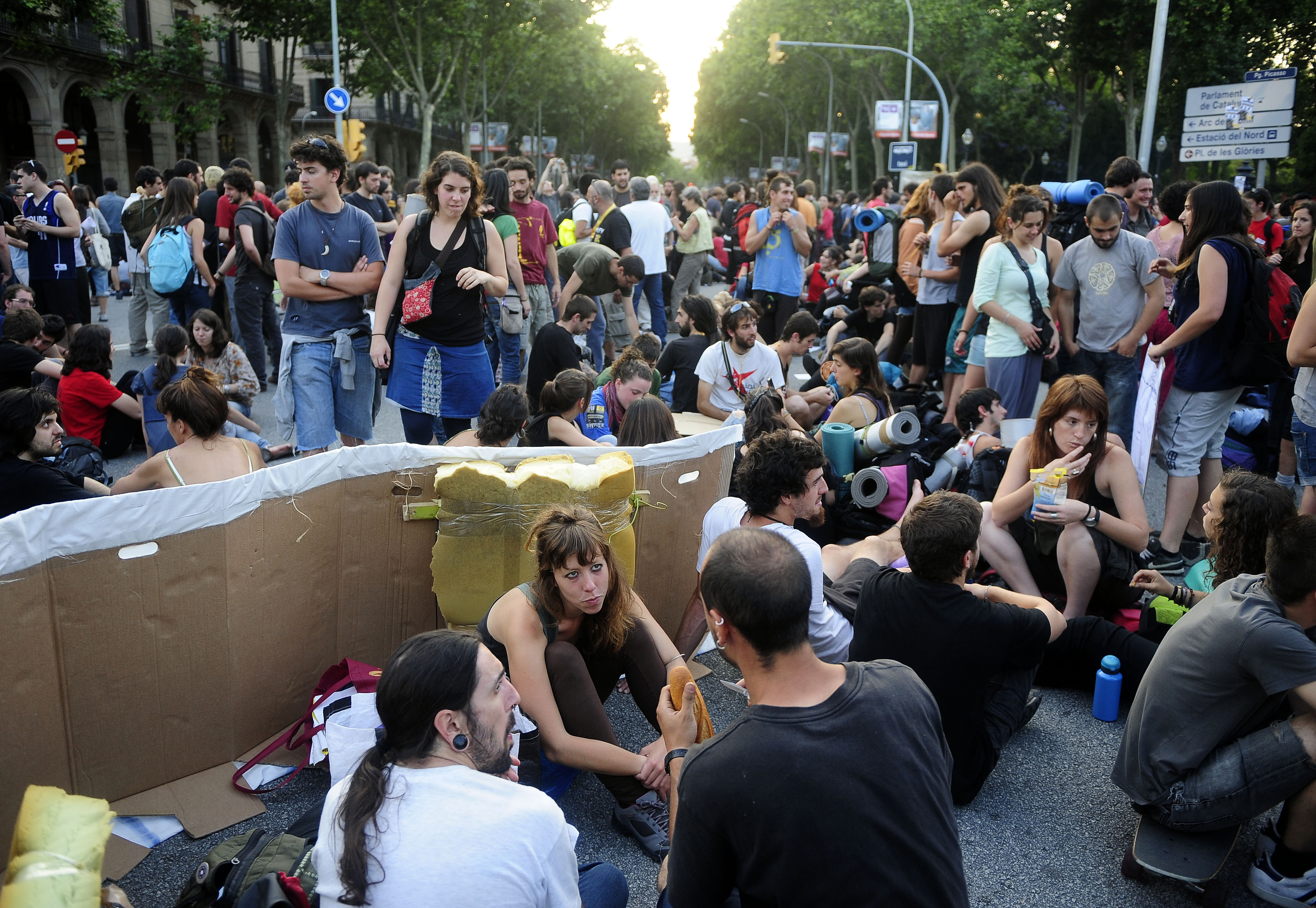 Σε κλοιό «Αγανακτισμένων» και το καταλανικό Κοινοβούλιο για να μην περάσουν μέτρα λιτότητας