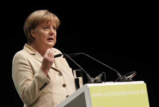 «Πρέπει να βοηθήσουμε τους Έλληνες και αυτό θα κοστίσει» γράφει το Spiegel