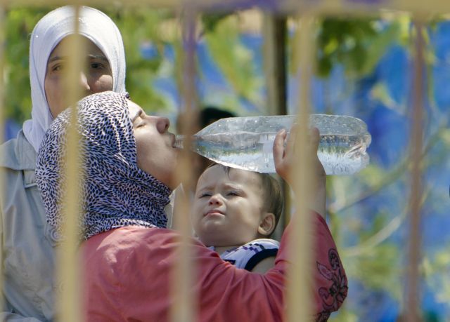 Πυροβολεί πολίτες και καταλαμβάνει πόλεις ο στρατός της Συρίας