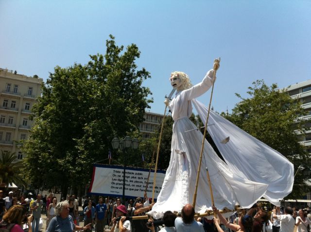 Κοντά στους «Αγανακτισμένους» το Θέατρο του Ήλιου το Σάββατο