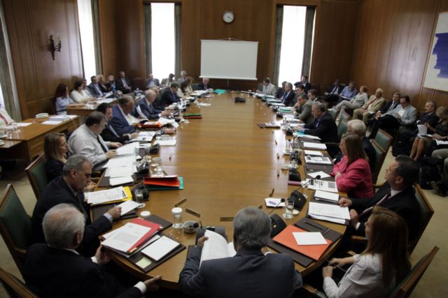 Φορο-τσουνάμι με «εισφορά αλληλεγγύης» και μαζικές αποκρατικοποιήσεις φέρνει το Μεσοπρόθεσμο