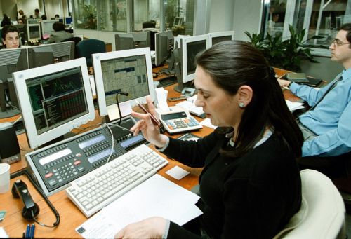 Υποχωρούν οι αποδόσεις των ομολόγων εν μέσω αισιοδοξίας για το νέο πακέτο βοήθειας