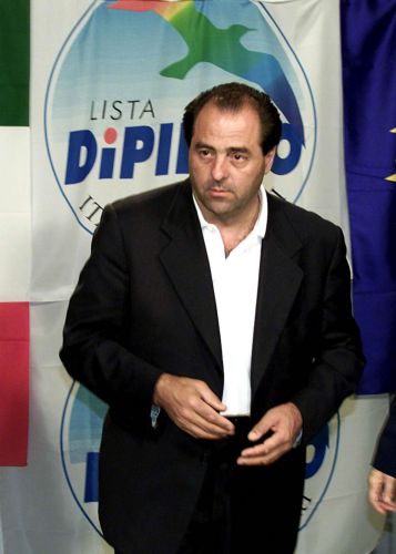 «Στροφή» του ηγέτη του κόμματος Ιταλία των Αξιών αποτελεί η στήριξη στον Μπερλουσκόνι