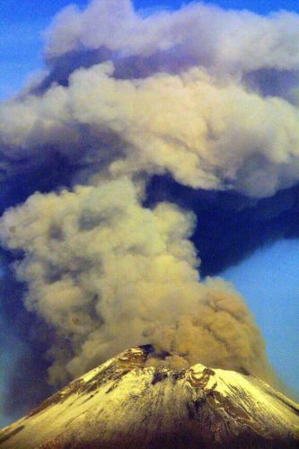 Ξύπνησε το ηφαίστειο Ποποκατεπέτλ στο Μεξικό και εκτοξεύει νέφη τέφρας