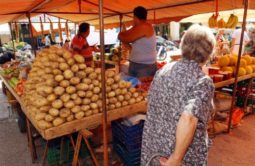 Στην Επιτροπή Ανταγωνισμού οι αυξημένες τιμές στις εισαγόμενες πατάτες
