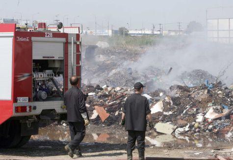 Σε ύφεση η φωτιά στη χωματερή των Μεγάρων – Πυρκαγιά και στον Πρόδρομο Βοιωτίας