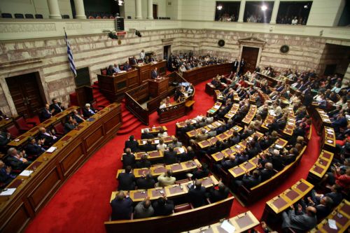 Σε εξέλιξη στη Βουλή η θυελλώδης συζήτηση για το Μεσοπρόθεσμο Πλαίσιο