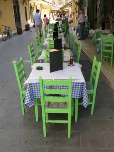 «Αυτοκτονία» η αύξηση του ΦΠΑ στην εστίαση, λέει η ΓΣΕΒΕΕ