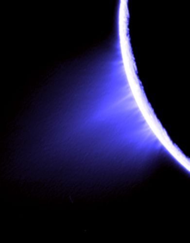 Έναν υπόγειο ωκεανό φαίνεται ότι κρύβει ο Εγκέλαδος, φεγγάρι του Κρόνου