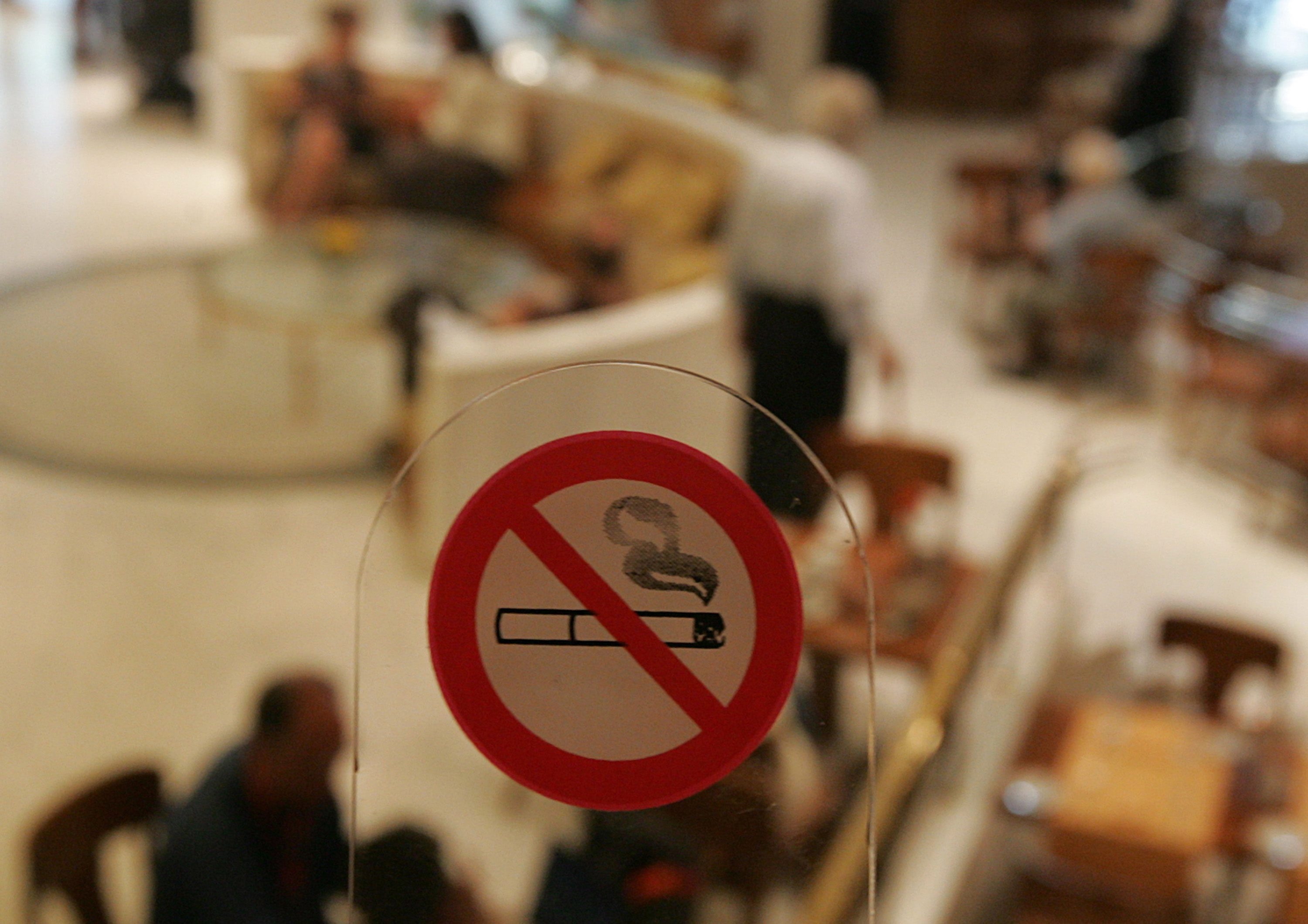 Μεσοπρόθεσμο όφελος έχει ο αντικαπνιστικός νόμος ως προς τη διακοπή του καπνίσματος