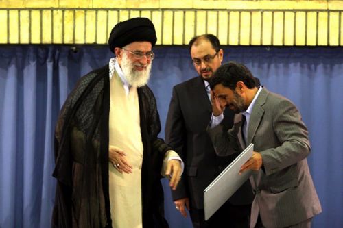 Σε τροχιά σύγκρουσης ο Αχμαντινετζάντ με τον θρησκευτικό ηγέτη του Ιράν εν όψει εκλογών