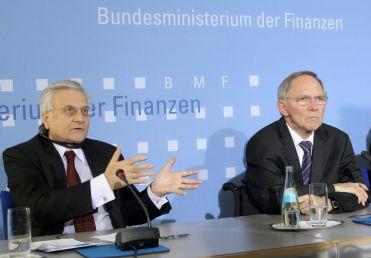 Η κόντρα Σόιμπλε – Τρισέ καθυστερεί τη συμφωνία για το ελληνικό χρέος