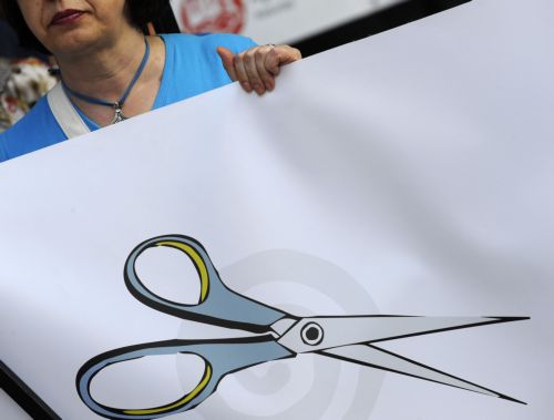 Νέο «ψαλίδισμα» σε μισθούς και συντάξεις στα νέα μέτρα που κλείδωσαν με την τρόικα