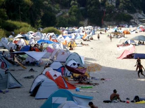 Ποινή φυλάκισης και χρηματικές ποινές για το ελεύθερο κάμπινγκ