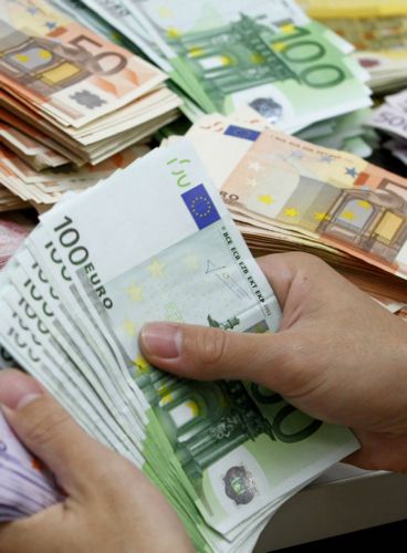 Διευρύνθηκε η μαύρη τρύπα στα έσοδα το πεντάμηνο, λόγω επιστροφών φόρου