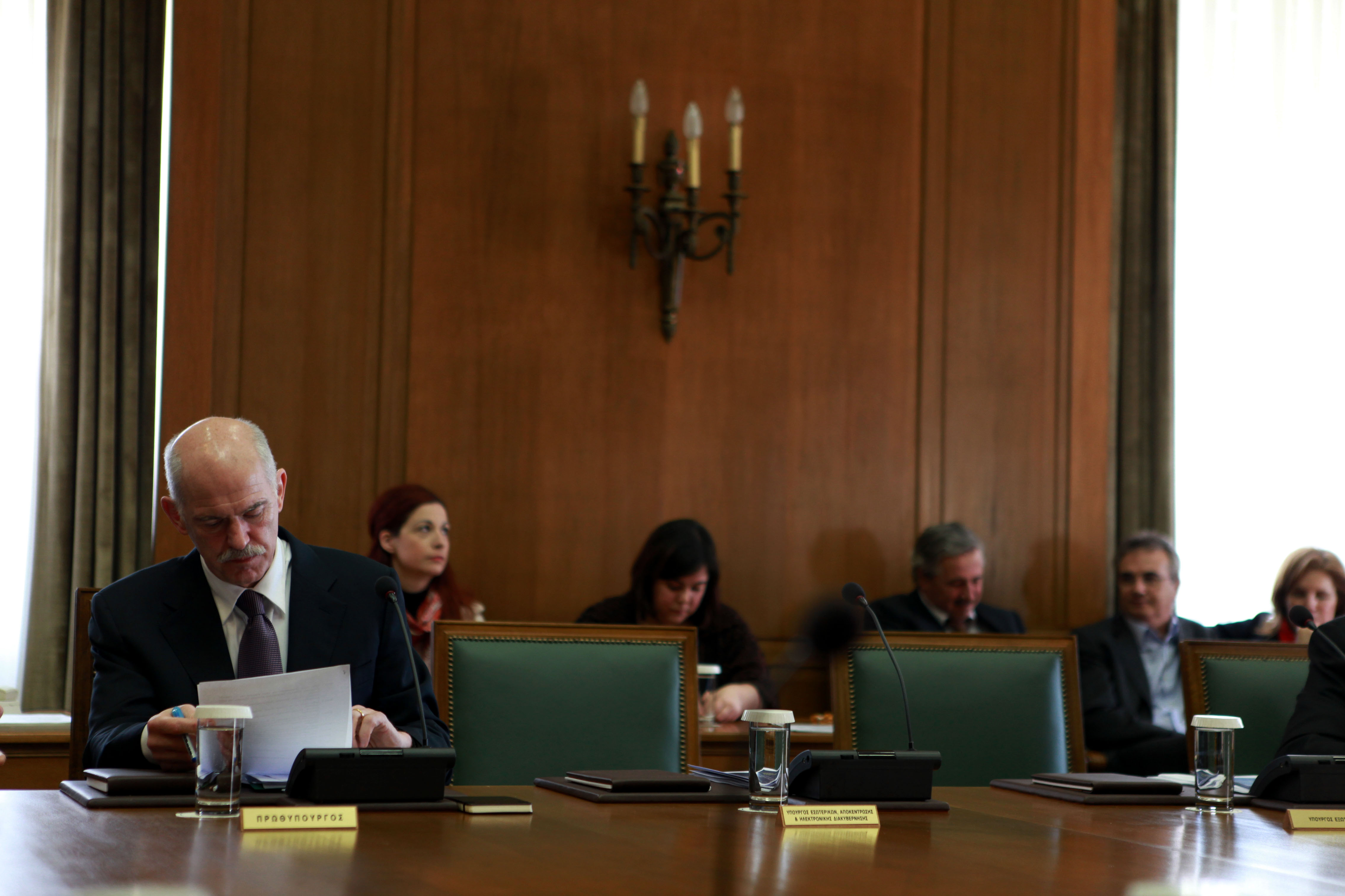 «Πυρετός» διαβουλεύσεων σε κυβέρνηση και ΠΑΣΟΚ για το Μεσοπρόθεσμο