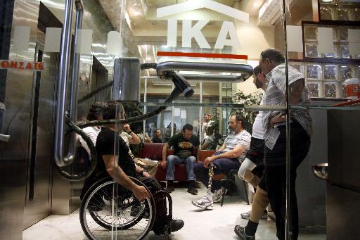 Κατάληψη των γραφείων του ΙΚΑ από άτομα με αναπηρία