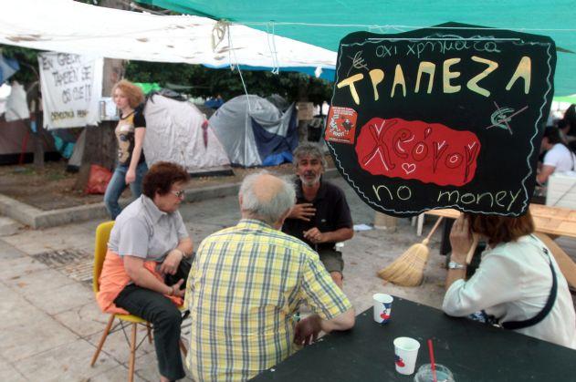 Στο Σύνταγμα οι Αγανακτισμένοι, με το βλέμμα στην περικύκλωση της Βουλής την Τετάρτη